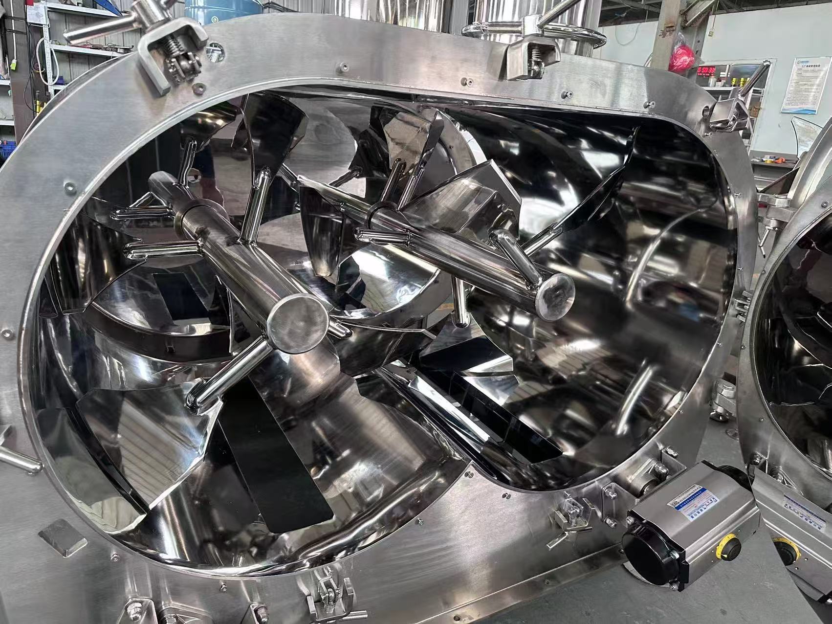 Twin-paddle draw-type mixing equipment, food-grade powder mixing, enclosed and dust-free for enhanced hygiene.